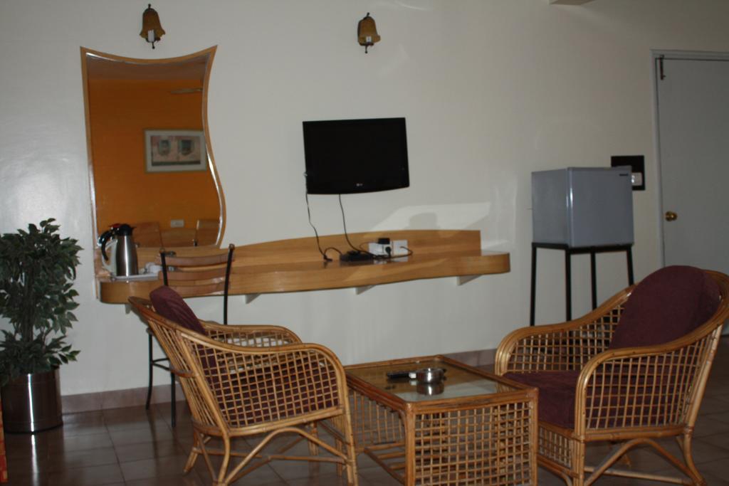 Tom'S Hotel Бангалор Екстериор снимка