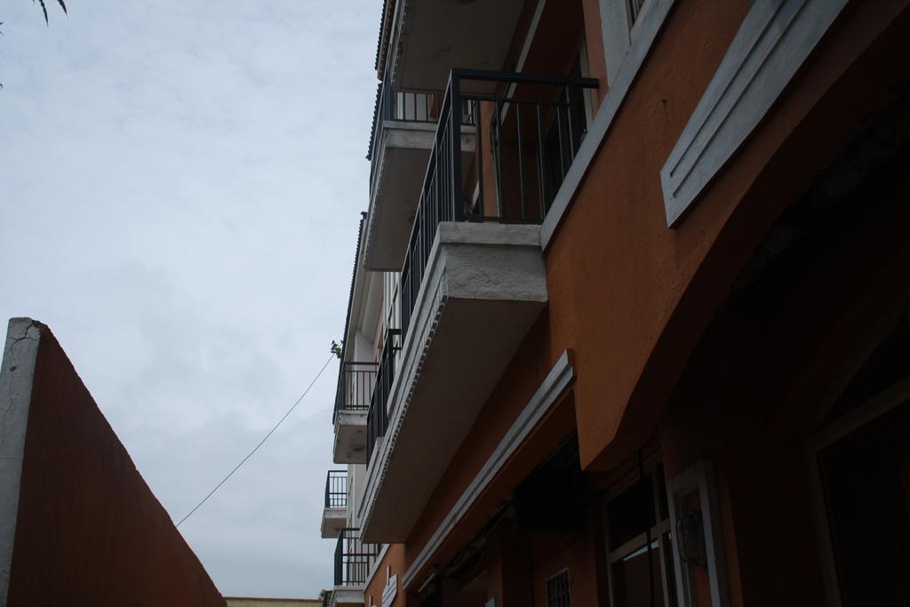 Tom'S Hotel Бангалор Екстериор снимка