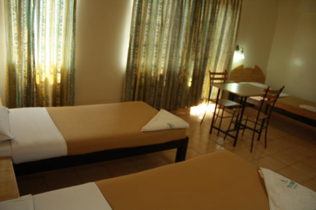 Tom'S Hotel Бангалор Екстериор снимка