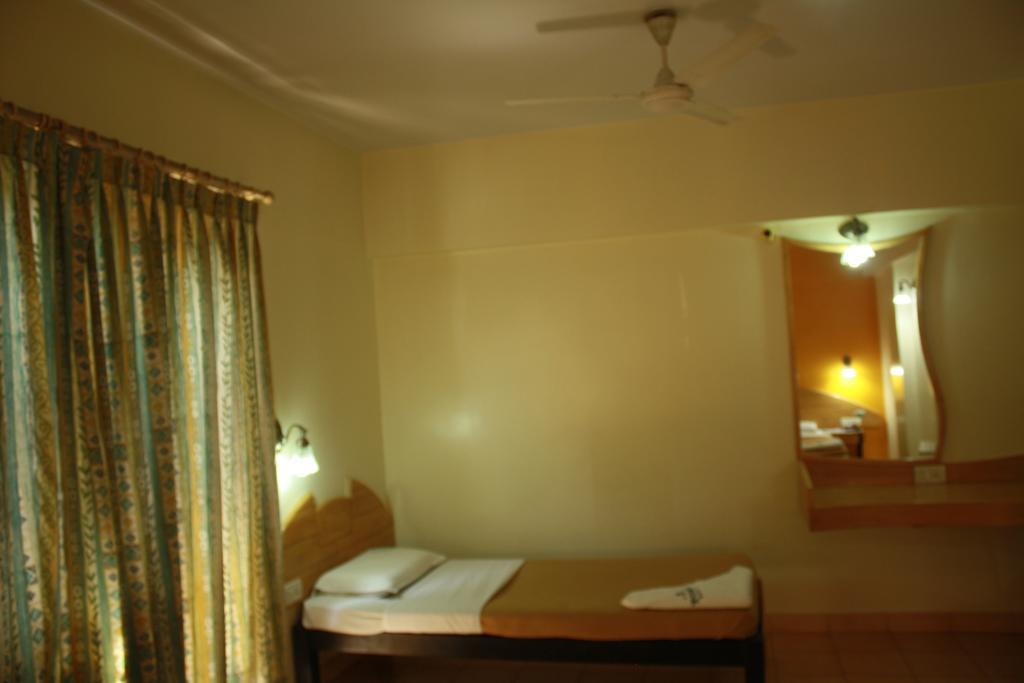 Tom'S Hotel Бангалор Екстериор снимка