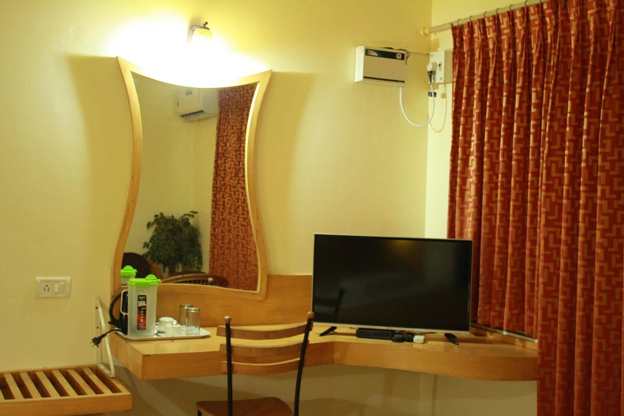 Tom'S Hotel Бангалор Екстериор снимка