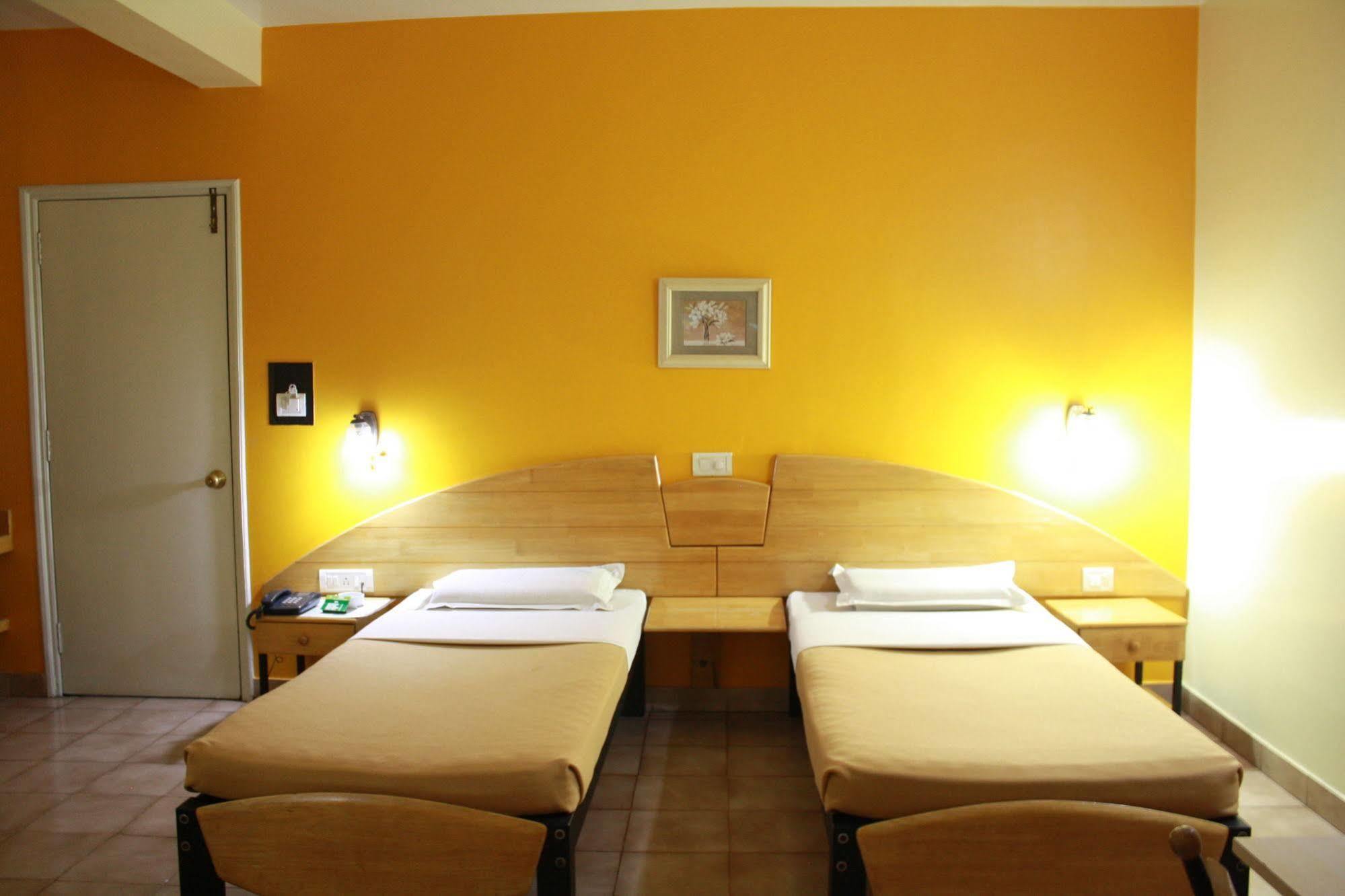 Tom'S Hotel Бангалор Екстериор снимка