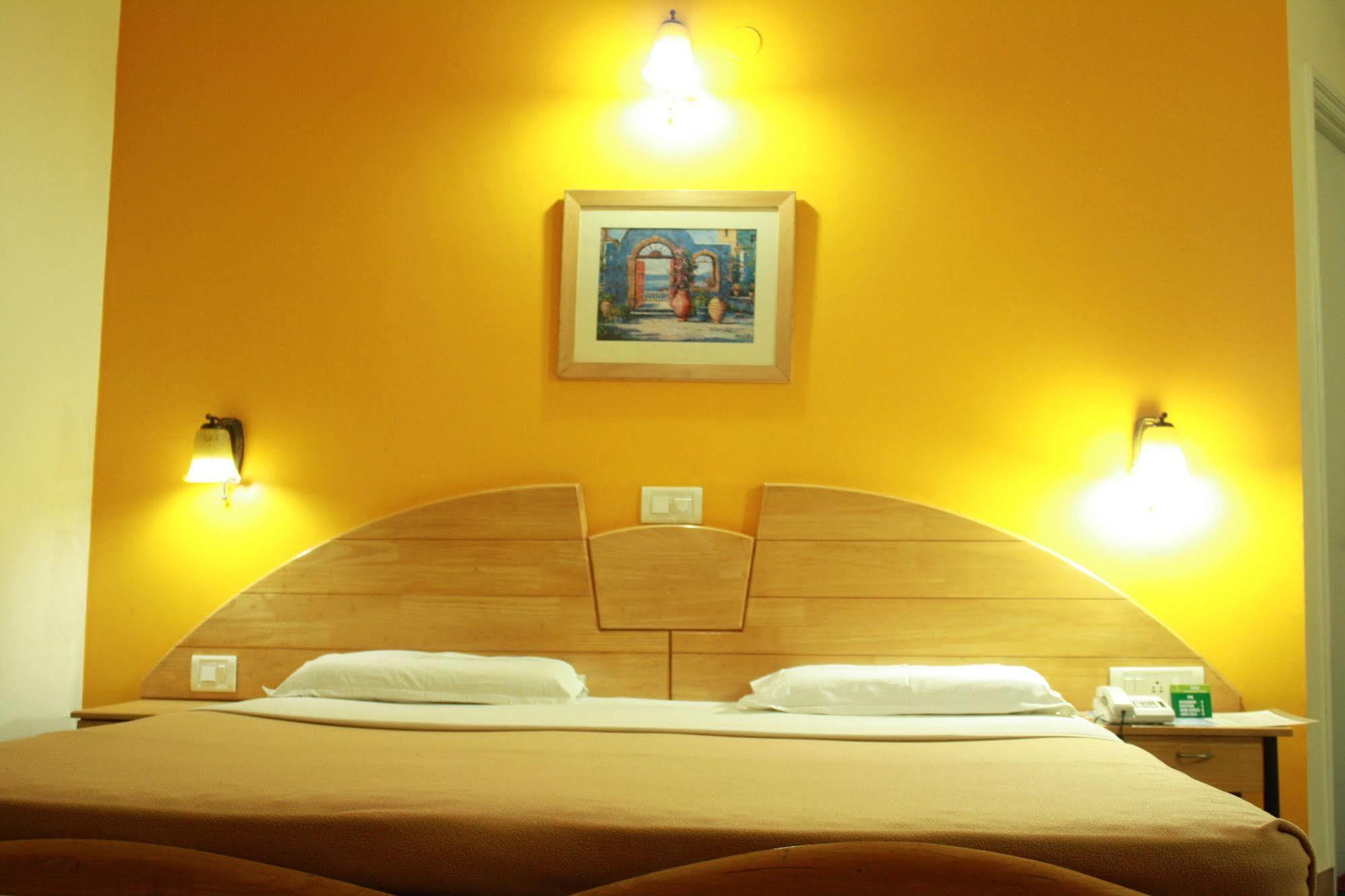Tom'S Hotel Бангалор Екстериор снимка