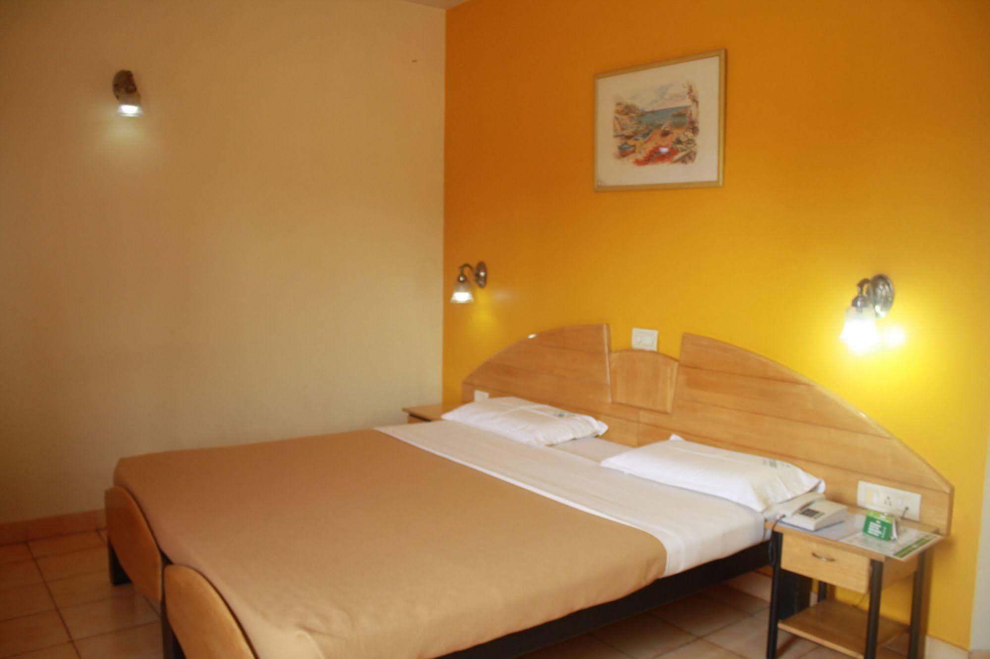 Tom'S Hotel Бангалор Екстериор снимка