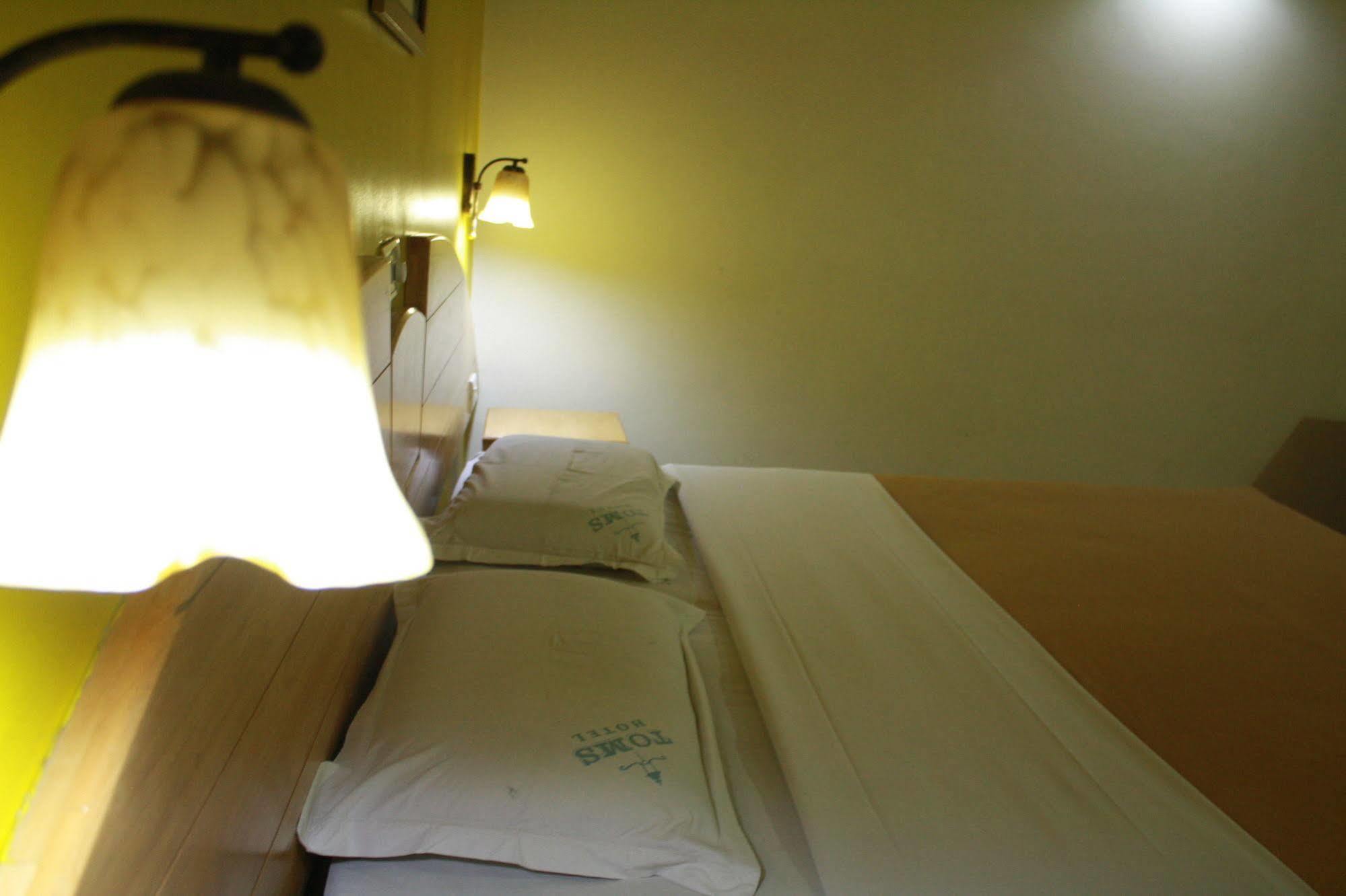 Tom'S Hotel Бангалор Екстериор снимка